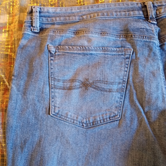 Lucky Brand Cropped Jeans - Picture 15 of 15